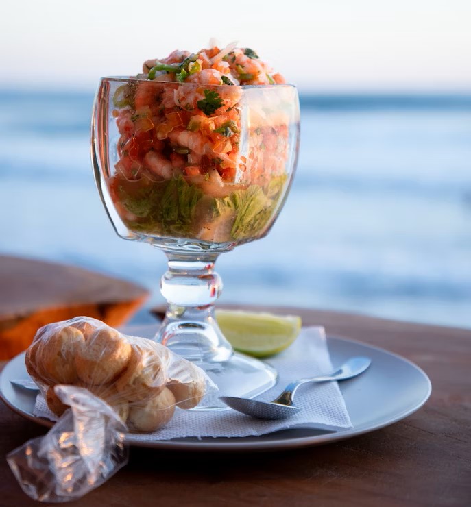 Ceviche fresco servido con patacones